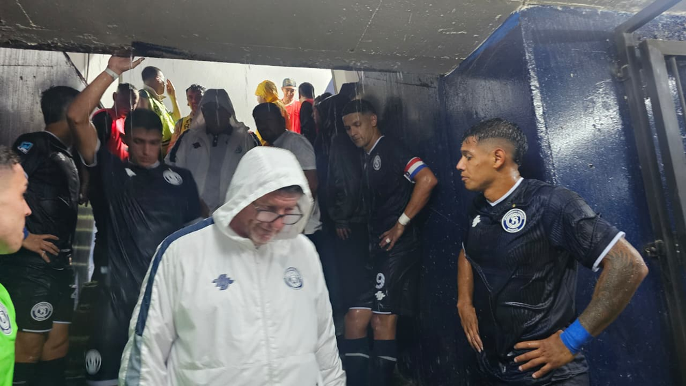 Alfredo Berti y sus jugadores esperaron la reanudación del encuentro, tras la lluvia, en el túnel de ingreso al campo de juego. 