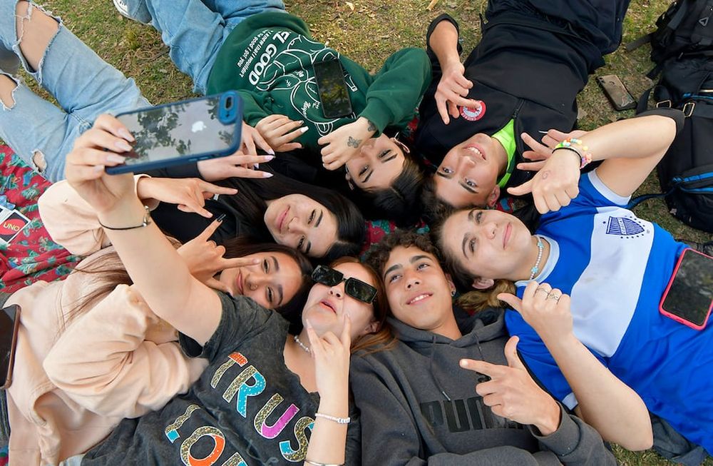 Instalarse en algún espacio verde con sanguchitos, bebidas y miles de anécdotas será el plan elegido por la mayoría de los chicos. | Foto: Orlando Pelichotti / Los Andes