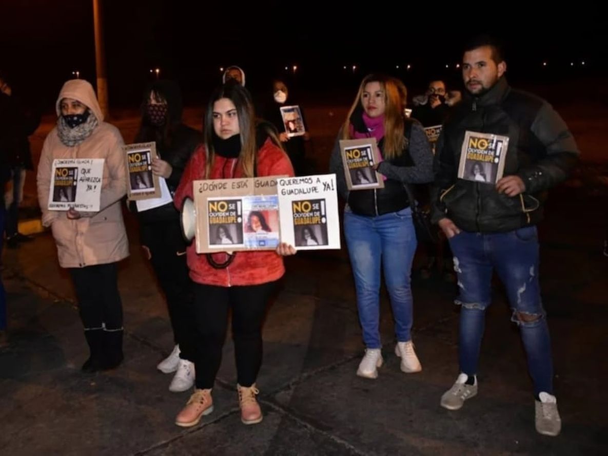 Un grupo de salvamento de las Fuerzas Armadas se sumó a la búsqueda de la niña de 5 años. En la foto, familiares y allegados piden por la aparición de Guadalupe.