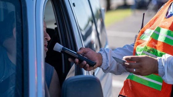 Durante los festejos de fin de año, en sólo 48 horas, 54 conductores fueron detectados circulando con más nivel de alcohol en sangre del permitido. Controles de alcoholemia en Mendoza. Prensa Gobierno