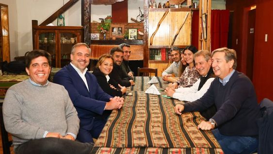 La reunión en San Rafael convocó a varios dirigentes. El ex legislador Gustavo Valls; el intentende de Maipú, Matías Stevanato, la senadora Adriana Cano; el intendente de La Paz, Fernando Ubieta y el diputado Gustavo Perret se ubicaron a la izquierda. De lado derecho están los hermanos sanrafaelinos Emir y Omar Félix, intendente de esa comuna; la intendenta de Santa Rosa y presidenta del PJ además de la diputada Verónica Valverde y su colega Juan Pablo Gulino.