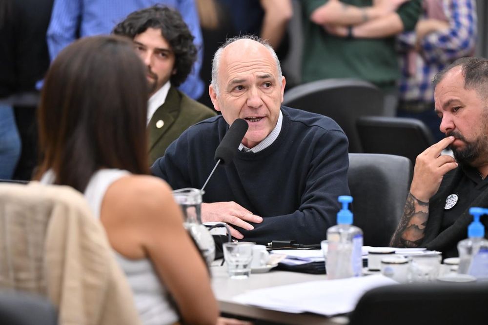 Guillermo Carmona advirtió por posibles efectos sobre derechos constitucionales y reclamó investigar a empresas vinculadas con la explotación hidrocarburífera en las islas.