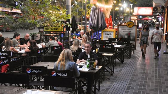 La ministra Vizzotti dijo que apuntarán a “una unidad geográfica mínima” para reducir la circulación de personas “por franjas horarias y no ir a un confinamiento” masivo. Foto: Mariana Villa / Los Andes.