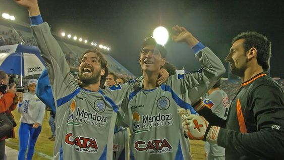 En el estadio José Amalfitani, Godoy Cruz tuvo su primer triunfo como visitante, 1-0  ante River Plate, con gol de Nicolás Olmedo (al centro).