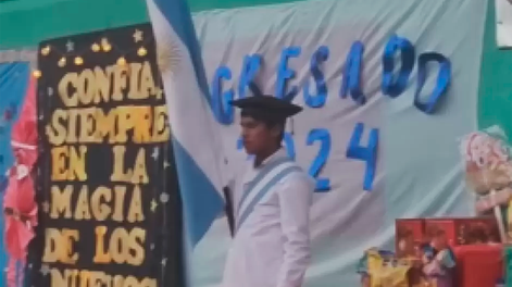 Joaquín Araya se graduó en una escuela rural en lo alto de Catamarca. Captura: redes