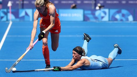 Los Andes | Colombes (France), 07/08/2024.- Felice Albers (L) of the Netherlands in action against Julieta Jankunas of Argentina during the Women semifinal betwen the Netherlands and Argentina of the Field Hockey competitions in the Paris 2024 Olympic Games, at the Y