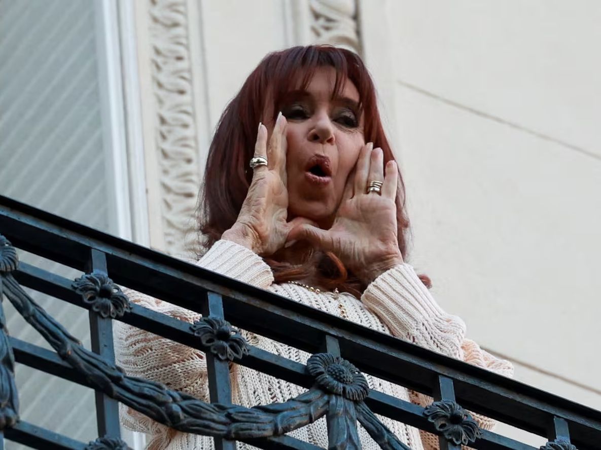 Cristina Kirchner en el balcón de su departamento en Constitución