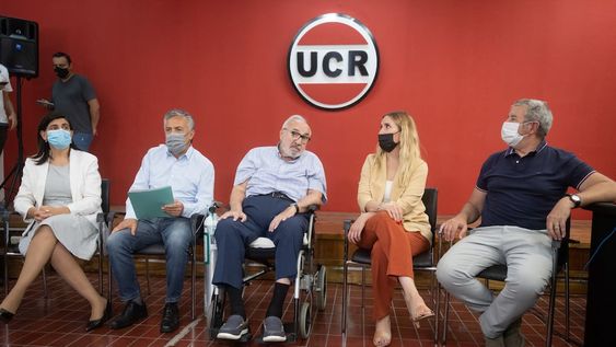 Los diputados Alfredo Cornejo y Jimena Latorre encabezaron una conferencia de prensa junto al doctor Daniel Ostropolsky. Ignacio Blanco / Los Andes