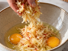 con 1 manzana y 2 huevos: la receta facil para preparar una merienda tierna sin usar harina