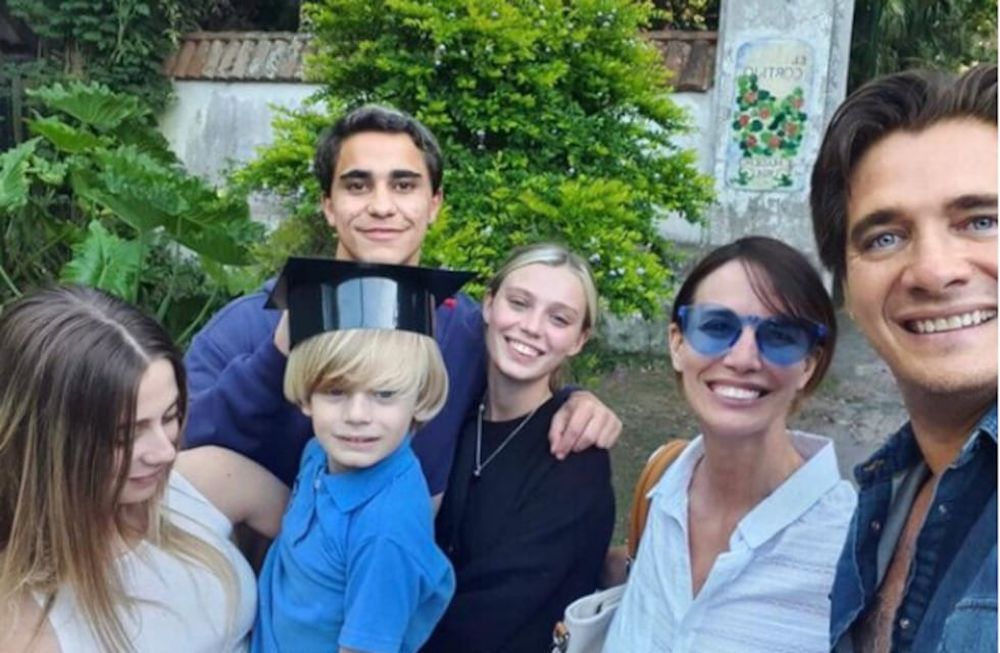 Carolina Prat y Guillermo Andino emocionados hasta las lágrimas por el egreso de su pequeño hijo