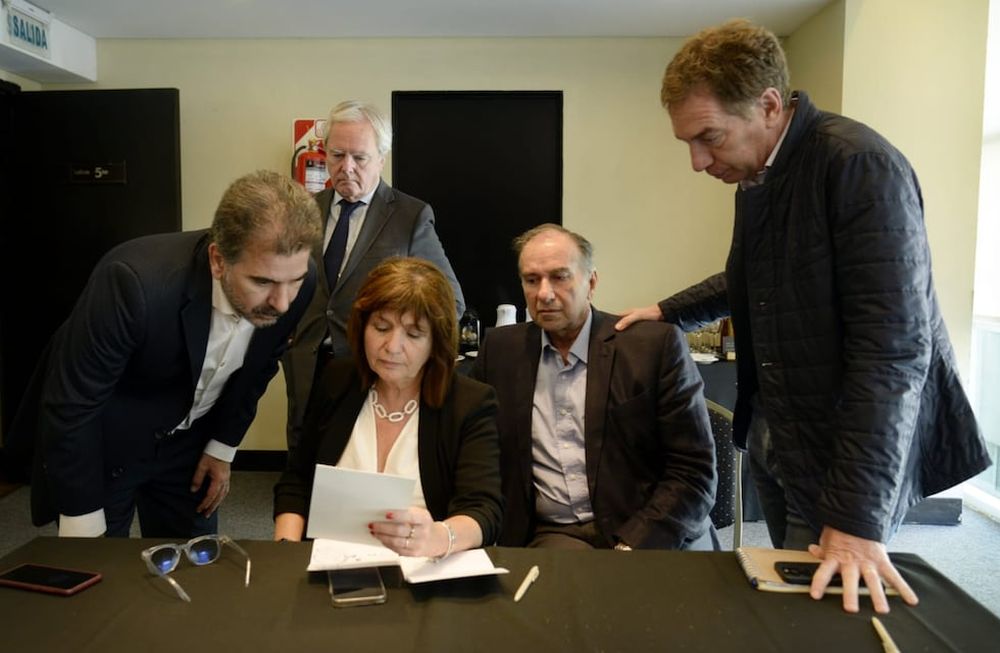 Cumbre del PRO: Cristian Ritondo, Federico Pinedo, Patricia Bullrich, Humberto Schiavoni y Diego Santilli. (PRO)