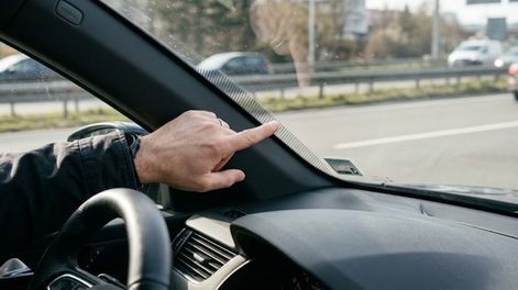 Los puntos negros del parabrisas del auto forman una estructura diseñada para proteger el vidrio, el adhesivo y también la visión del conductor.