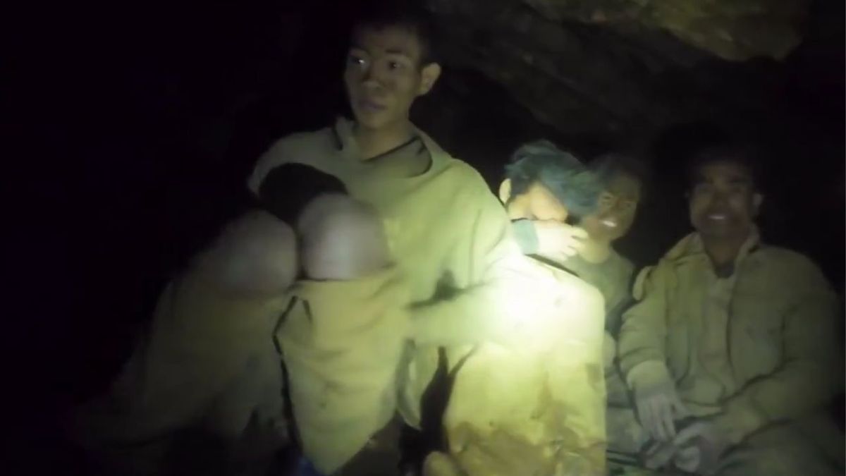 Video: el momento en que hallaron con vida a cinco hombres atrapados hace una semana en una cueva inundada en Laos