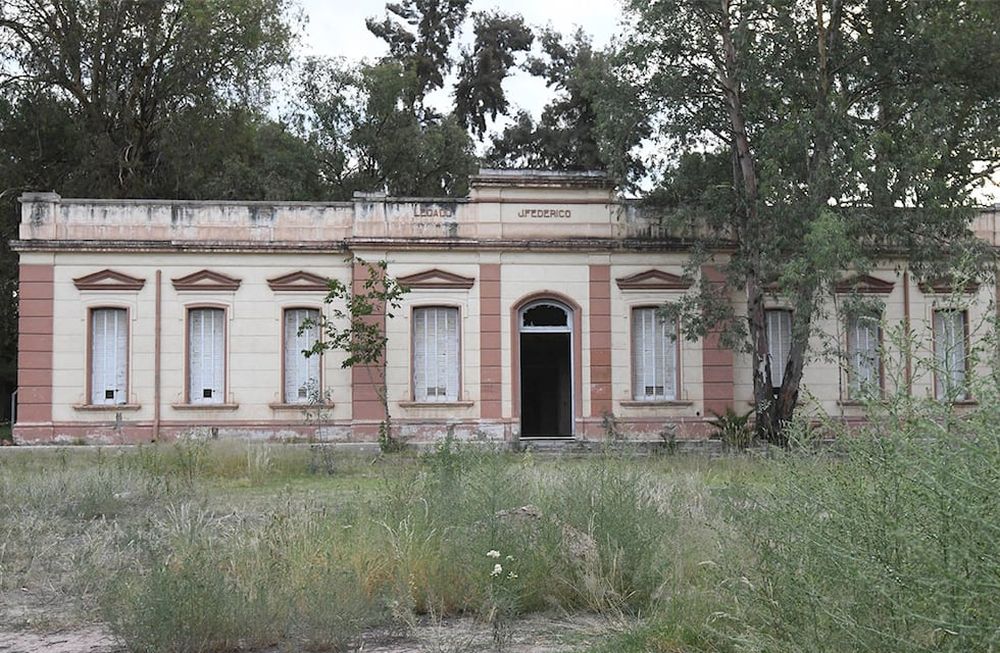 Edificio abandonado de la maternidad Federico Moreno, en el que fuera el Hospital Emilio Civit en el parque General San Martín de Ciudad.  Foto: José Gutierrez / Los Andes
