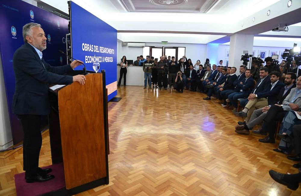El gobernador Alfredo Cornejo con intendentes. Foto: Prensa Mendoza