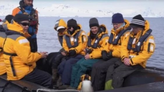 Los turistas viajaban entre medio de los icebergs en la Antártida, cuando fueron sorprendidos por el habilidoso salto del pingüino para salvar su vida.