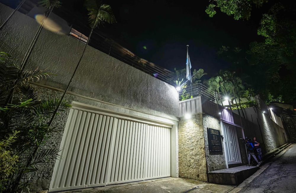 Fotografía de la embajada de Argentina este lunes, en Caracas (Venezuela). Uno de los seis opositores que se encuentran refugiados en la residencia oficial de la Embajada de Argentina en Caracas desde el 26 de marzo denunció que un grupo de policías pretenden tomar el edificio diplomático. Foto: EFE/ Henry Chirinos