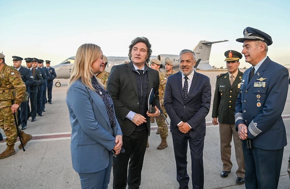 El gobernador Alfredo Cornejo y la vicegobernadora Hebe Casado junto al presidente Javier Milei, en su última visita a Mendoza