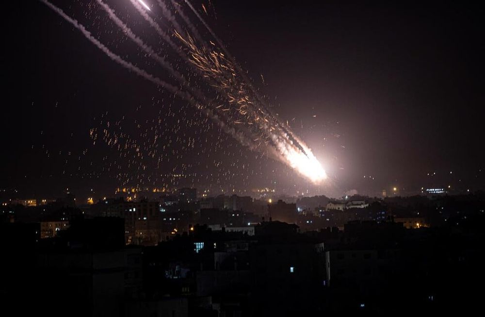Lanzan cohetes desde la franja de Gaza hacia Israel, después de que cientos de palestinos resultaron heridos en enfrentamientos con la policía israelí en un lugar religioso en la ciudad santa. Foto AP