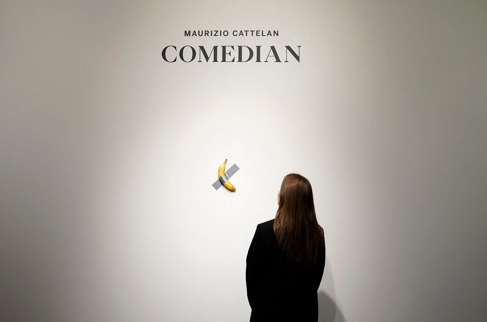 El museo aclaró en un comunicado que “la banana es un elemento perecedero que se reemplaza regularmente, de acuerdo con un protocolo preciso establecido por el propio artista”