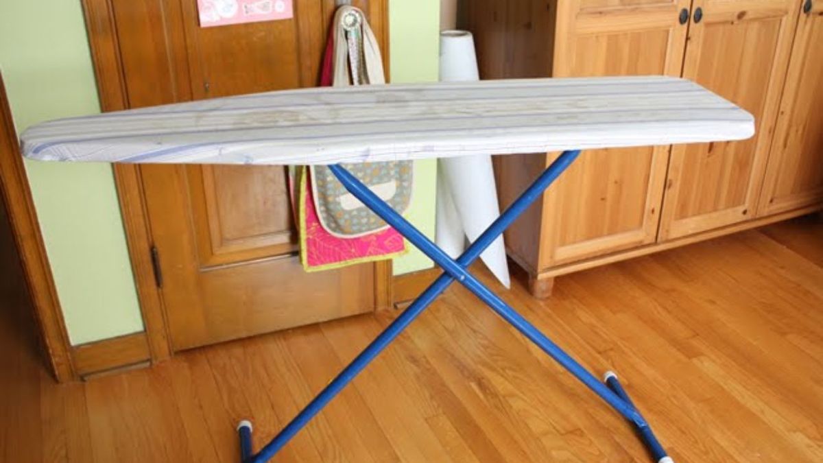 La tabla vieja de planchar no la tires, tenés un tesoro en casa: guarda un valor útil con una idea renovadora