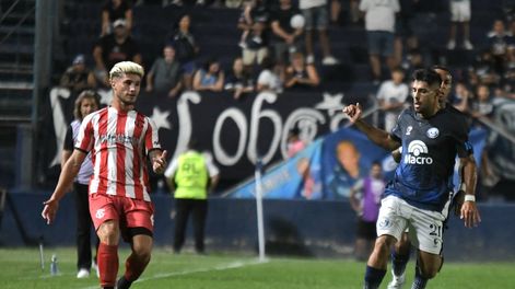 Los Andes | Cardillo marca a Insúa, en el comienzo del partido en el Gargantini /Foto: Ramiro Gómez