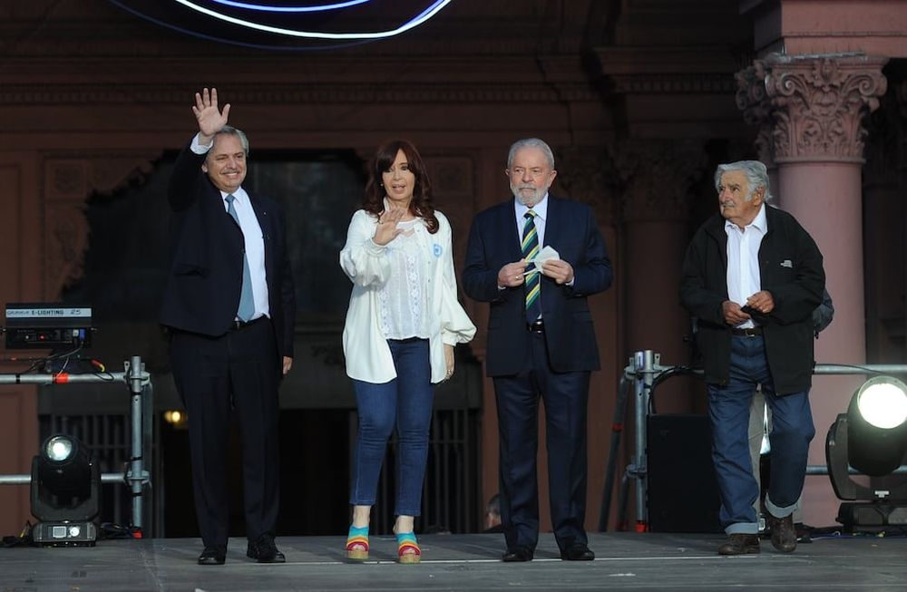 Cristina Kirchner Lula Da SilvaPepe MujicaAlberto Fernandez Plaza de mayo día de la democracia FOTO CLARIN