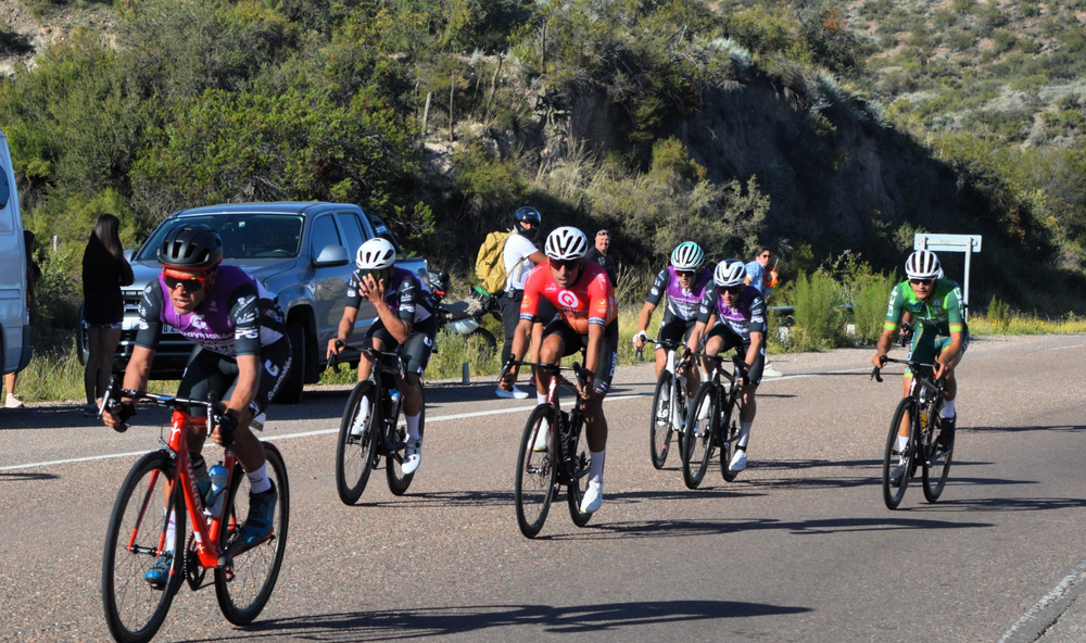 50&deg; Edici&oacute;n Vuelta de Mendoza. El peruano Royner Navarro al frente del pelot&oacute;n.&nbsp; &nbsp;