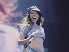 Emilia Mernes gira mundial de su álbum “.mp3”