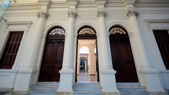 Estado actual de la fachada del edificio de la ex escuela Mitre en avenida San Martín después  de la puesta en valor de 2015 debido a los daños que generó el terremoto de 1985.