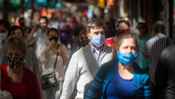 Arranco la libre circulacion: asi luce Mendoza en el primer viernes sin restriccion de DNITal como dispuso el Gobernador, se puede salir sin chequear el numero del documento hasta el domingo, siempre que sea antes de las 23. Desde el sabado también vuelven las reuniones familiares.