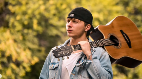 La Voz Argentina: el mendocino cantaba en la Plaza Independencia, brilló en España y es parte del team Lali. Foto: Instagram