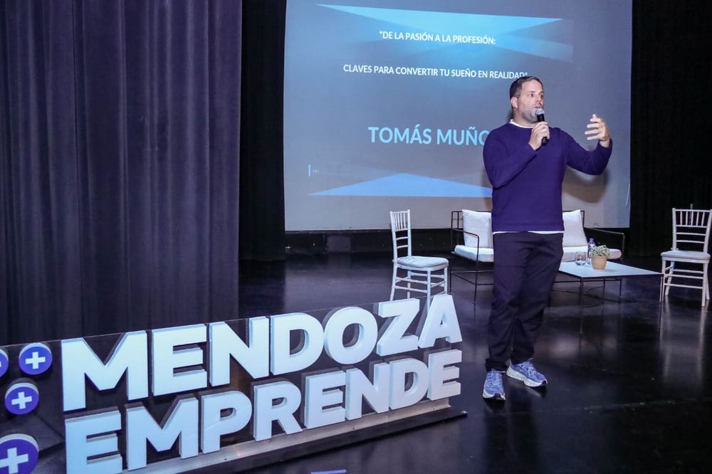 Tomás “Tommy” Muñoz compartió su viaje “de la pasión a la profesión”, con anécdotas que emocionaron y motivaron al público emprendedor.