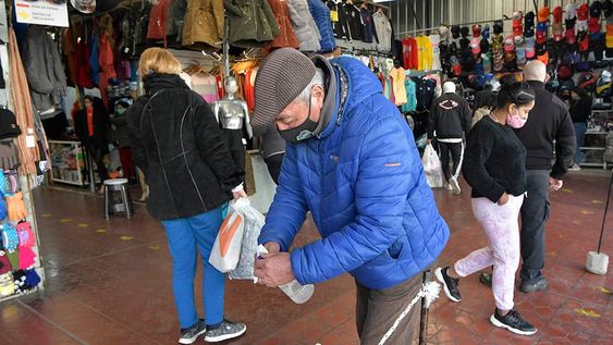 Mendoza vuelve a funcionar casi sin restricciones.Mucha gente en las calles, y realizando  compras en tiendas y negocios del gran MendozaFoto: Orlando Pelichotti / Los Andes