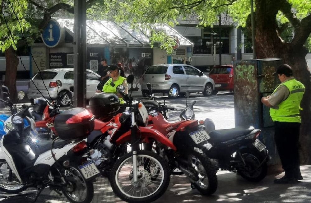 Inspectores de la Ciudad de Mendoza, multan a motociclistas por estacionar en la vereda de Garibaldi casi av. San Martín.