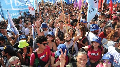 Los Andes | Miles de personas se reúnen en la Plaza de Mayo por el festival “Democracia para siempre”, donde se celebra el Día de la Democracia y los Derechos Humanos. Foto: Clarín