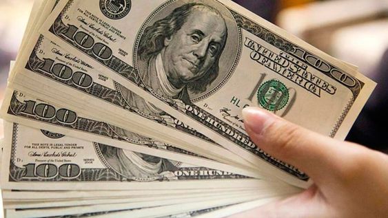 Así hacen los argentinos que quieren cobrar trabajos de afuera en dólares: sin impuestos ni límites