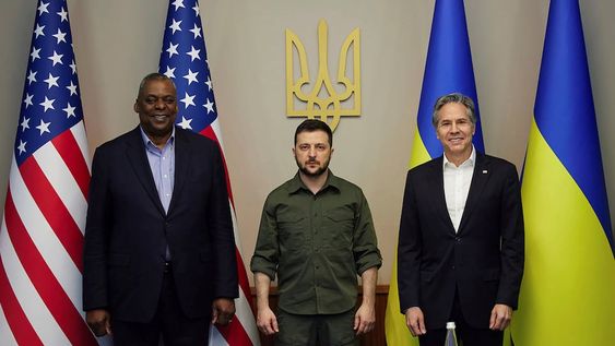 El secretario de Defensa de los Estados Unidos, Lloyd Austin, el presidente de Ucrania, Volodymyr Zelensky, y el secretario de Estado de los Estados Unidos, Antony Blinken, posan para una fotografía durante su reunión en Kiev, Ucrania. (Oficina de Prensa Presidencial de Ucrania vía AP)