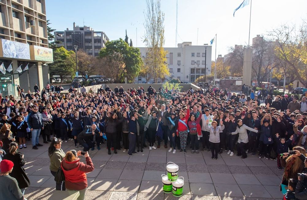 Lealtad a la bandera: Ulpiano Suarez encabezó el acto con colegios de la Ciudad