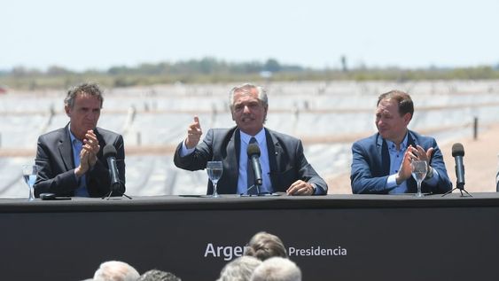 Alberto Fernández en Mendoza. Estuvo junto al ministro de Obras Públicas, Gabriel Katopodis; el intendente de Lavalle, Roberto Righi; y el ministro de Infraestructura, Mario Isgró. Foto: Ignacio Blanco / Los Andes