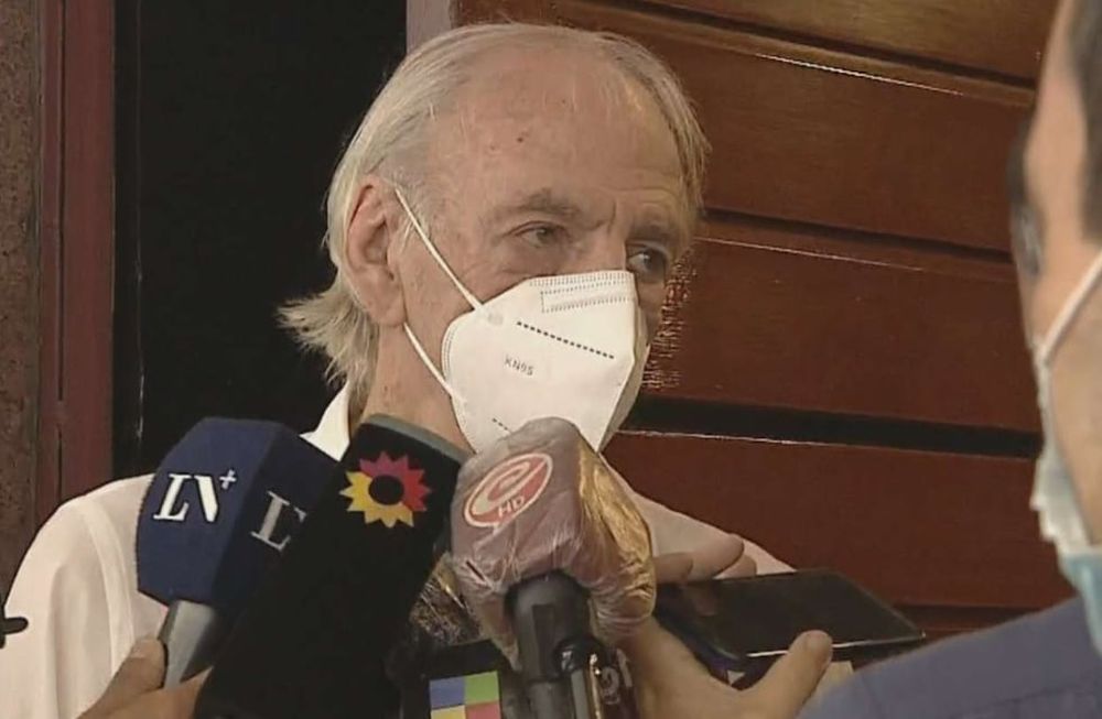 César Luis Menotti (82), vacunado contra el Covid-19. / TV