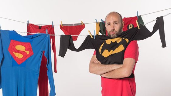Monólogos Heroicos modo verano: un chapuzón de teatro con el unipersonal de Rodrigo Casavalle
