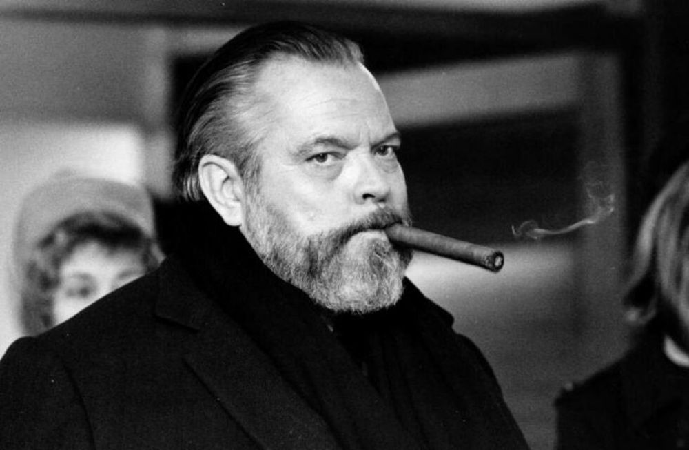 En 1938 Orson Welles adapt&oacute; y narr&oacute; la novela de Wells,&nbsp;La guerra de los mundos, en radio.