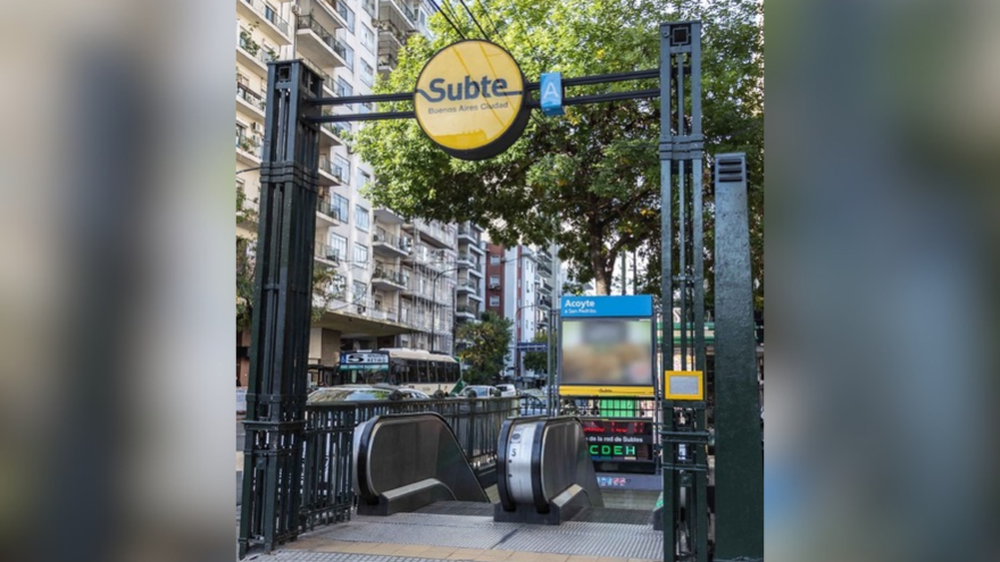 Línea A de subte en la estación Acoyte.