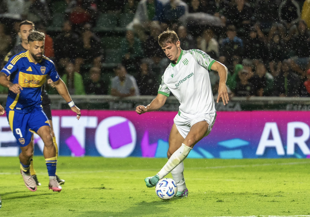 El partido se jugó bajo una intensa lluvia. 