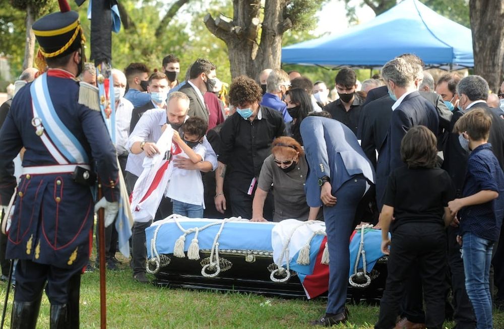 Familiares y amigos se despiden de Carlos Saul Menem, el hombre más influyente en el país durante los años 90. Foto: Clarín