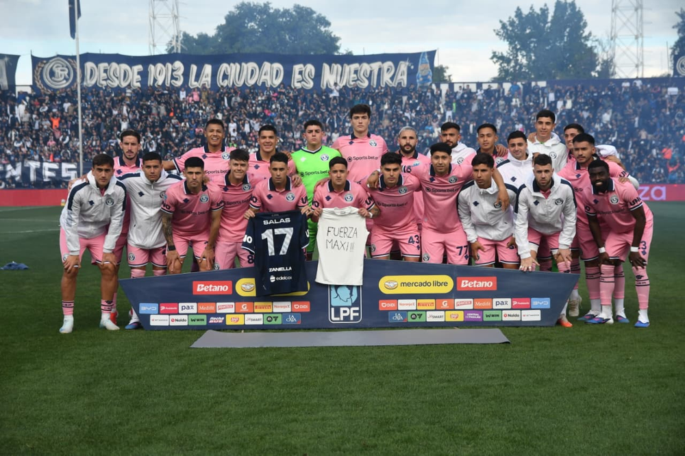 Un gesto que vale más que mil palabras, el plantel de Independiente Rivadavia alentó a Maxi Sala.