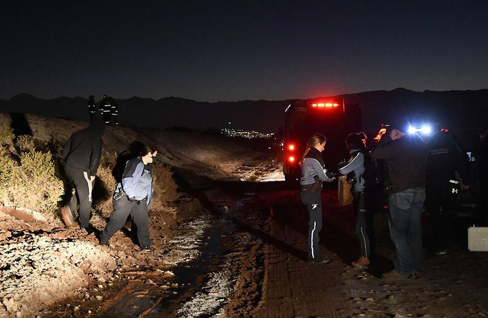Los cuerpos fueron hallados en un desagüe en Rodeo del Medio. Peritan una camioneta para saber si allí los trasladaron. / Foto: José Gutiérrez