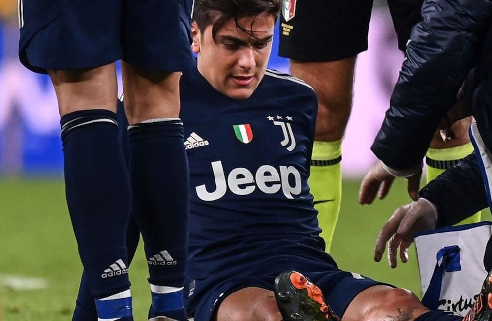 Paulo Dybala debió salir de la cancha a los 40 minutos del partido entre la Juventus y Sassuolo, por el Calcio.