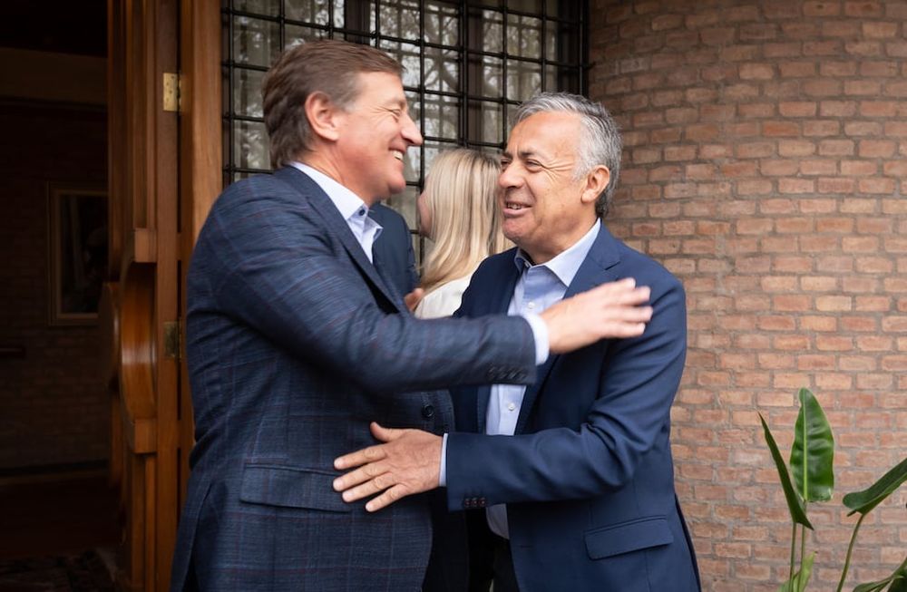 El gobernador Rodolfo Suarez recibió al gobernador electo Alfredo Cornejo y a su vicegobernadora Hebe Casado, compartieron un desayuno de trabajo en la residencia oficial.Foto: Ignacio Blanco / Los Andes